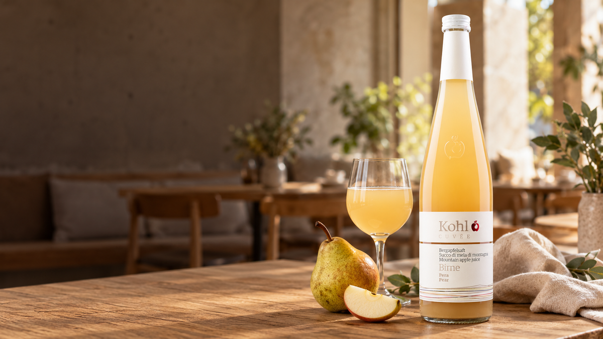 Eine Flasche Kohl Apfelsaft mit Birne neben Saftglas, Birne und Apfelspalte auf einem Cafétisch im warmen Tageslicht (AI Generated)