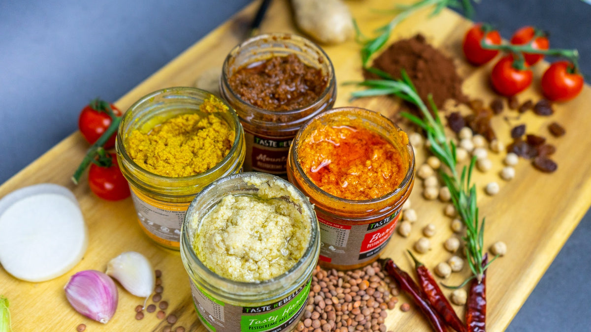 Gläser mit Würzpasten von Taste Rebells mit Gewürzen und Tomaten