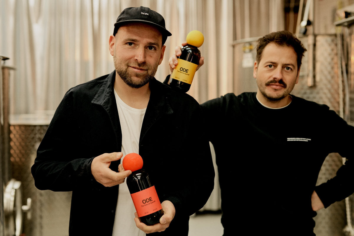 Die ODE-Gründer Thorsten Konrad und Stefan Graf Becker mit ihren Flaschen