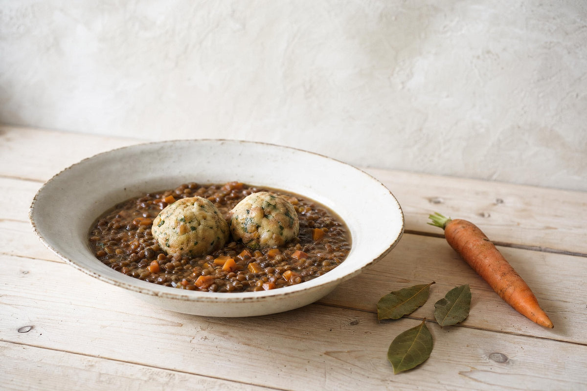 Vegetarische Specklinsen mit Semmelknödeln