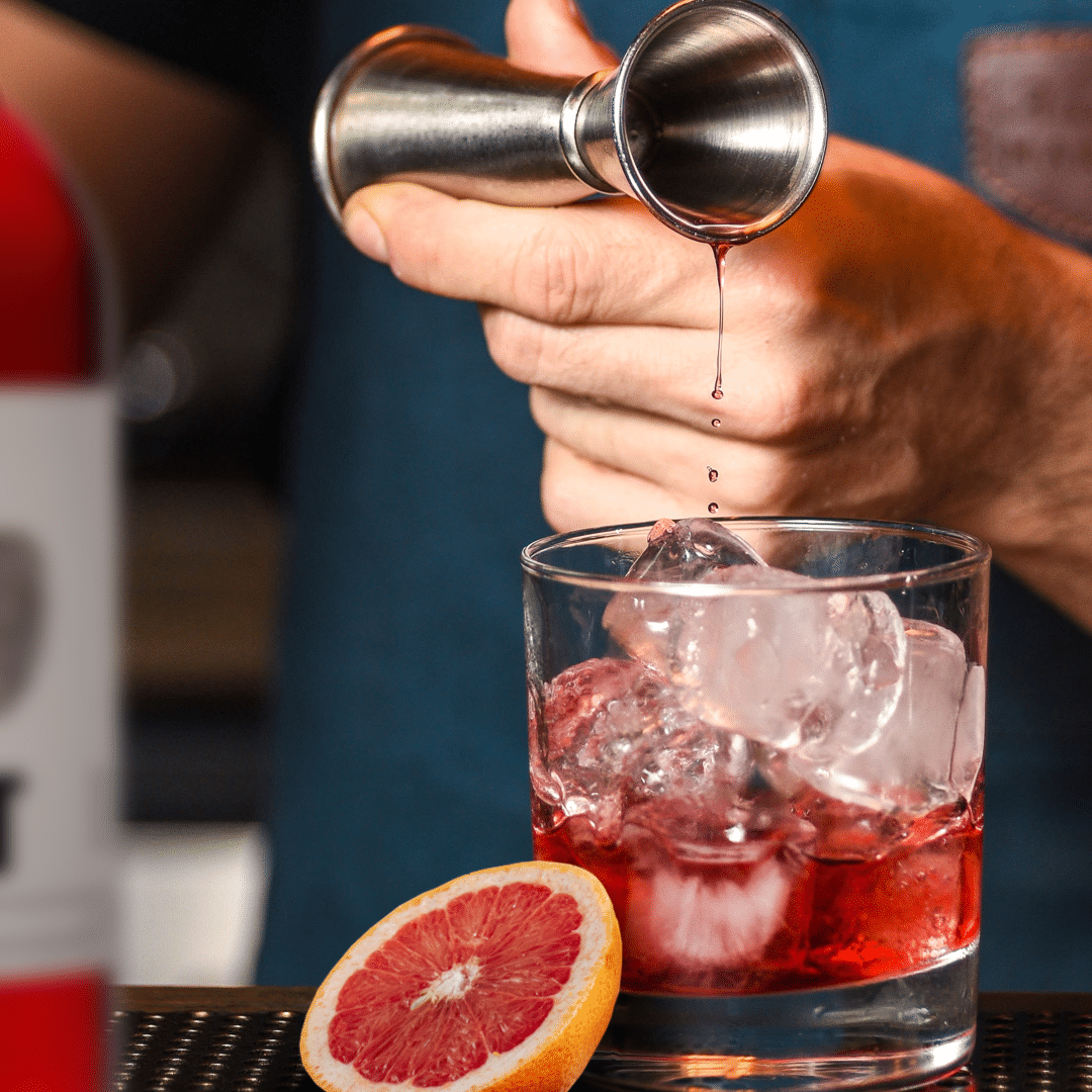 Helmut der Rosé Wermut im Tumbler mit Grapefruit