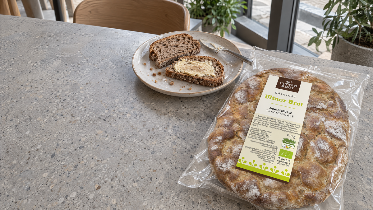 Original Ultner Brot in seiner Verpackung und Brotscheiben mit Butter auf einem Frühstücksteller im hellen Café (AI Generated)